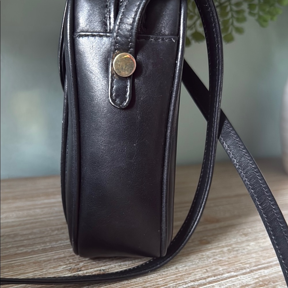 Gucci Black Leather vintage crossbody Bag with Gold-Tone Hardware - Picture 3 of 15